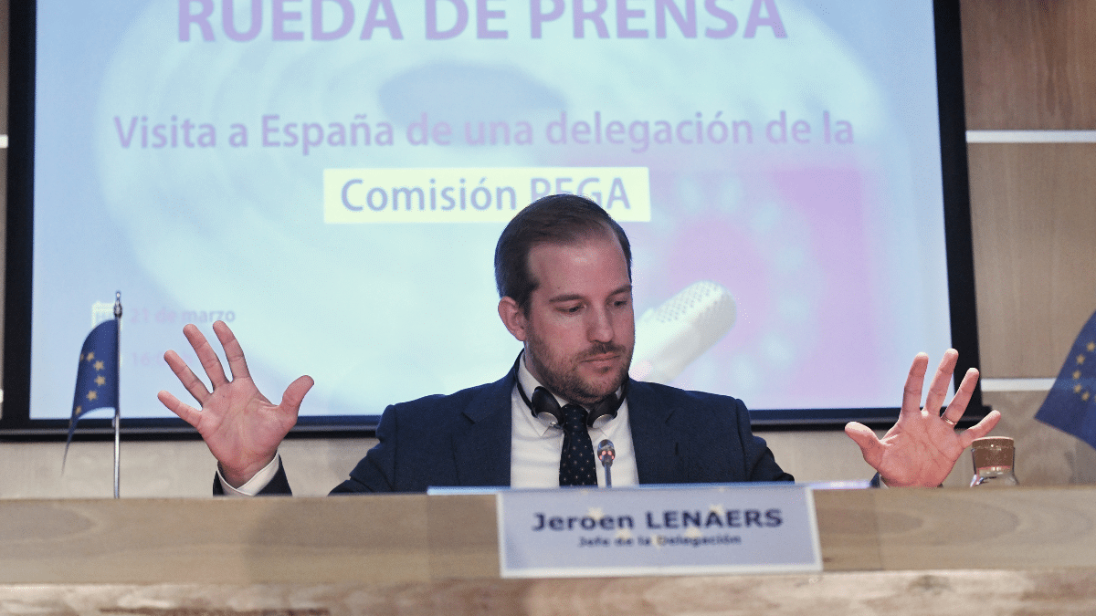 El Gobierno evita hablar del pirateo del móvil de Sánchez ante la delegación europea sobre Pegasus