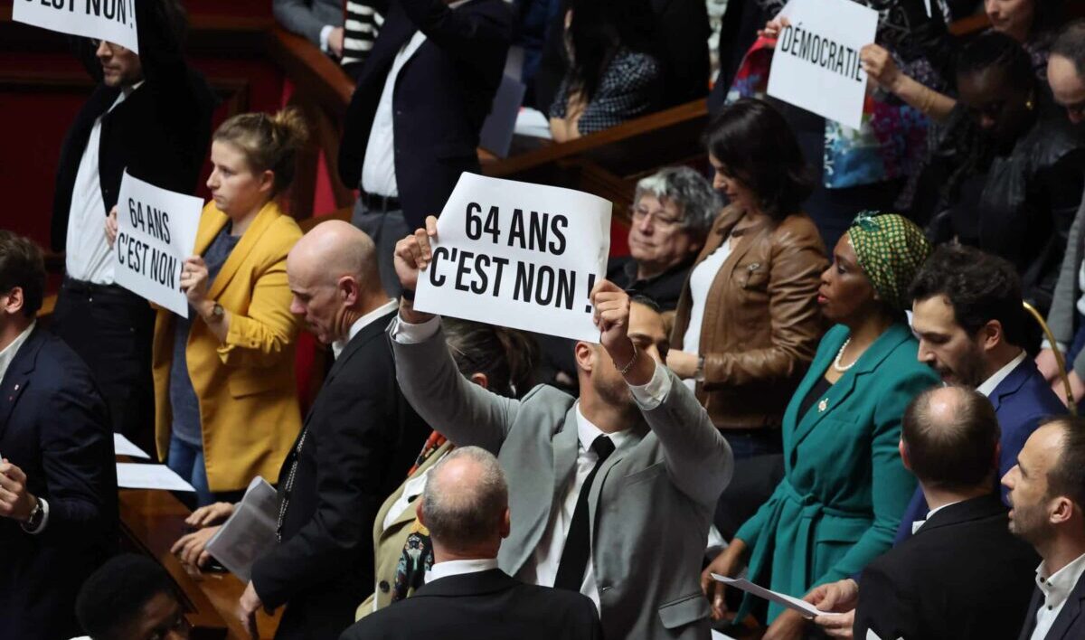 Los Republicanos (PP) se dividen y 19 de sus diputados apoyan la primera moción de censura contra el Gobierno francés