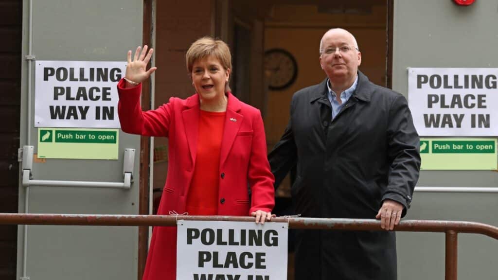 Nicola Sturgeon y Peter Murrell. Europa Press