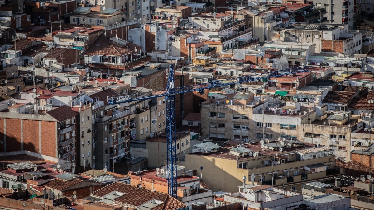 Panorámica de la ciudad de Barcelona con una grúa, en Barcelona, en una imagen de archivo. Europa Press