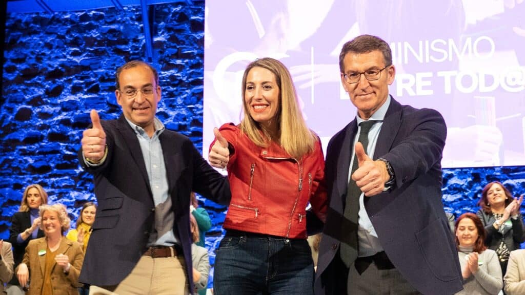 El candidato del PP a la alcaldía de Cáceres, Rafael Mateos; la presidenta del PP de Extremadura, María Guardiola, y el líder del Partido Popular, Alberto Núñez Feijóo. Europa Press