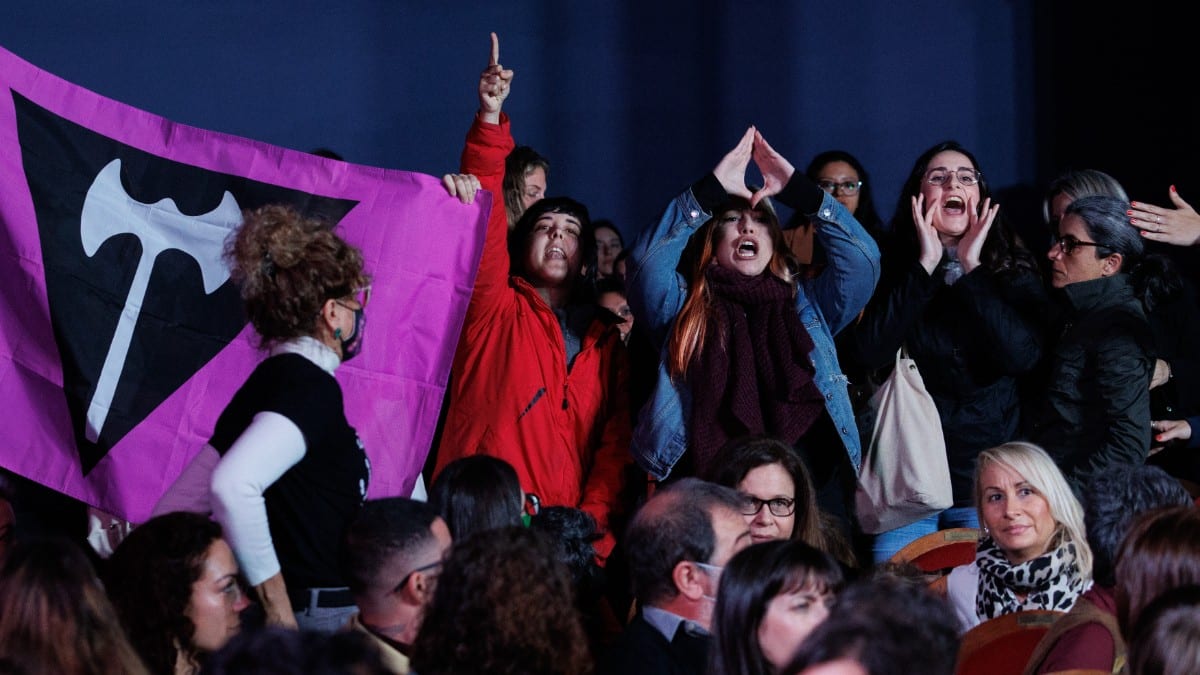Varias mujeres protestan contra la ministra de Igualdad durante un acto institucional del Día Internacional de las Mujeres. Europa Press