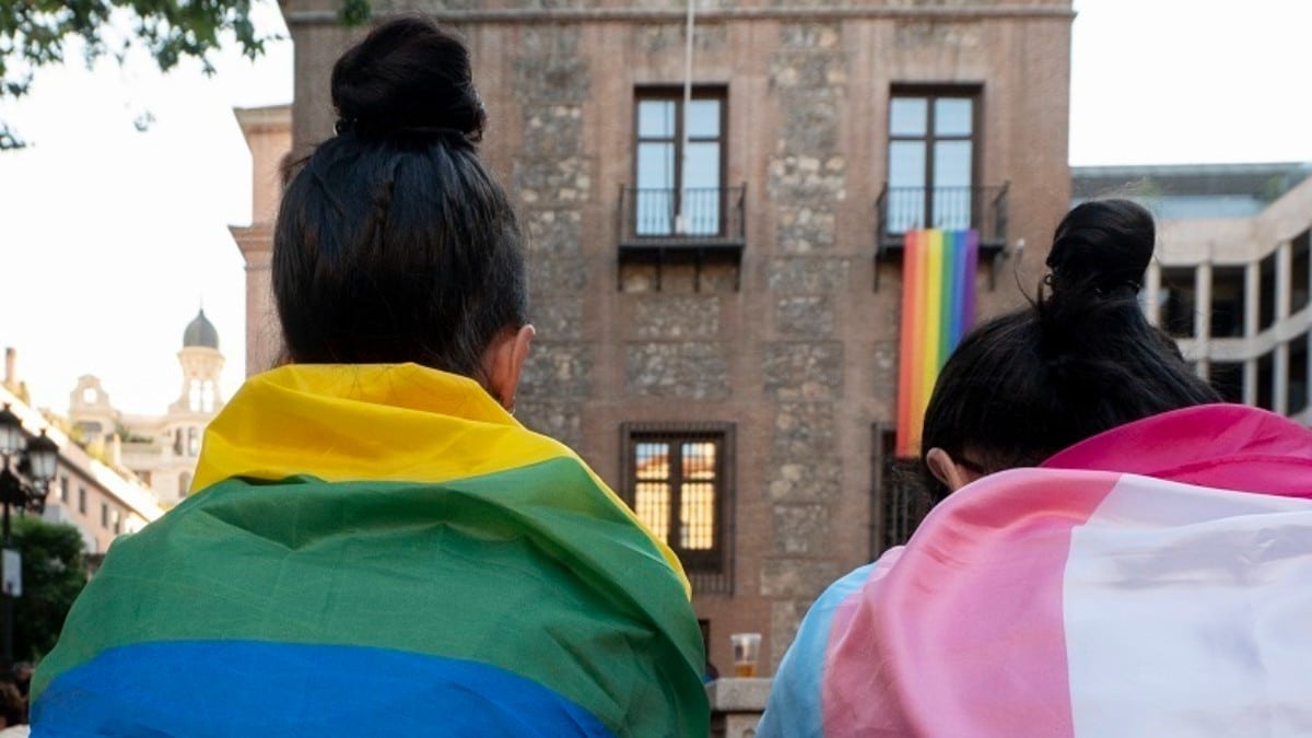 Jóvenes con la bandera LGTB y trans. Europa Press