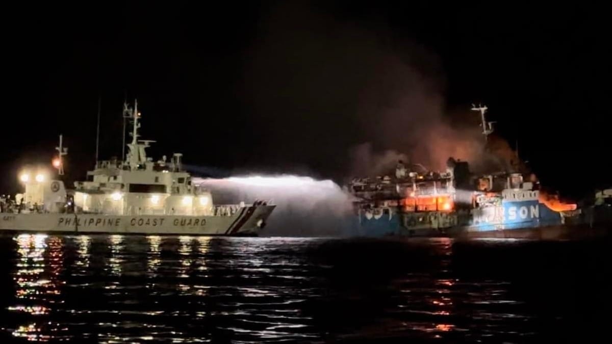 La Guardia Costera de Filipinas frente a un barco incendiado en las costas de Basilán. Europa Press