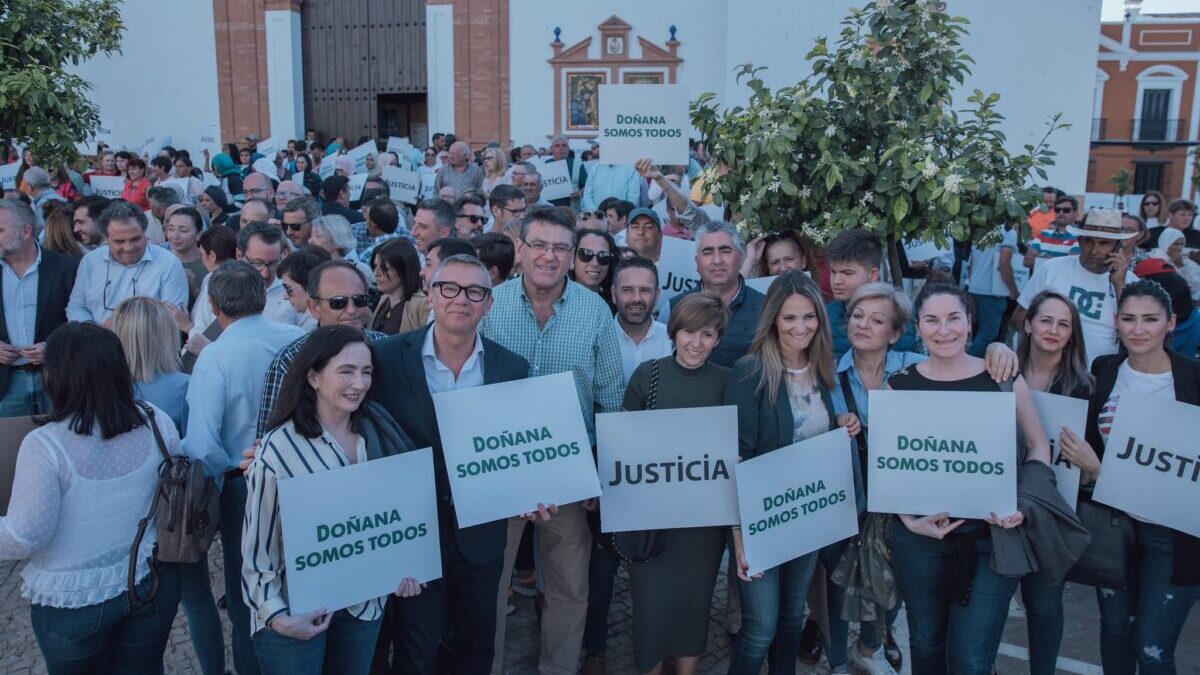 Los freseros de Huelva se manifiestan hartos de las políticas ecologistas: «Todos somos Doñana»