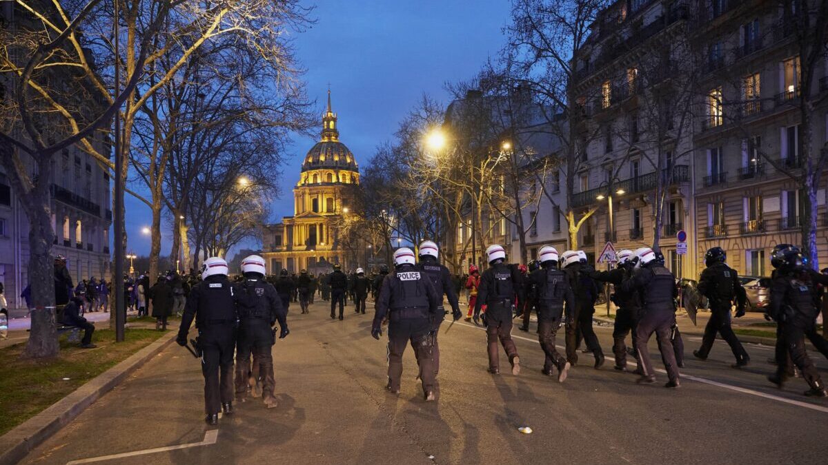 Más de 170 detenidos en París durante los disturbios por la reforma de las pensiones y el fracaso de las mociones de censura