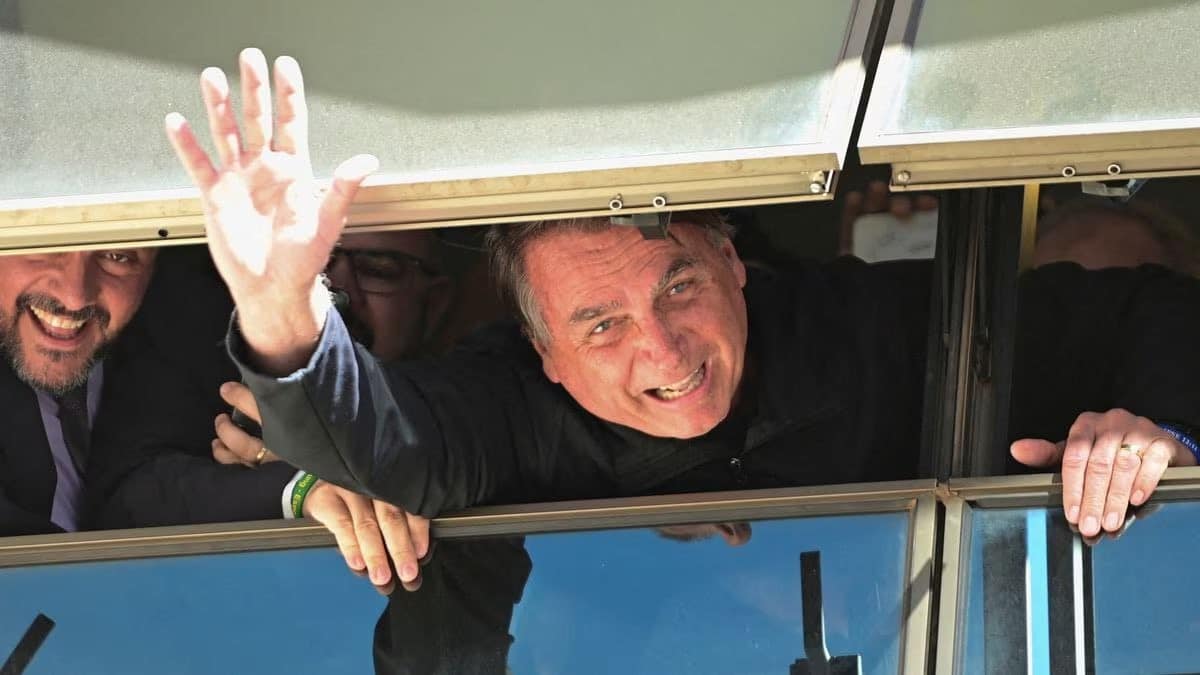 Bolsonaro es aclamado por sus seguidores al llegar a Brasilia: «El capitán volvió»
