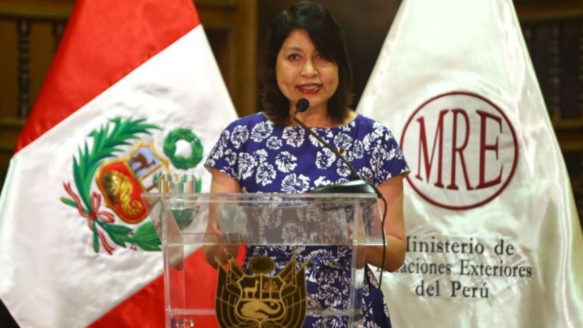 La canciller de Perú responde a Petro en la Cumbre Iberoamericana: «Si Castillo no está aquí es porque dio un golpe de Estado»