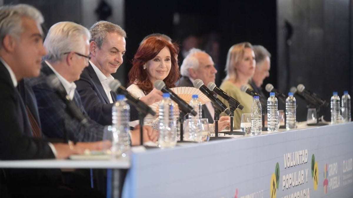 Correa y Zapatero arropan a Cristina Kirchner en un evento del Grupo de Puebla