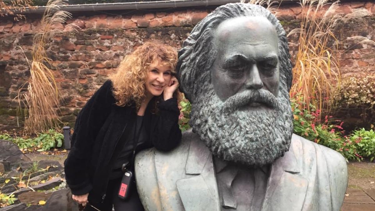 Gioconda Belli junto a una estatua de Karl Marx en una foto compartida por ella en Facebook.