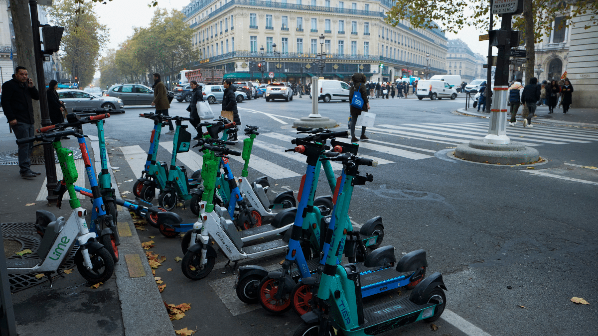 Casi el 90% de los parisinos rechaza los patinetes eléctricos de alquiler