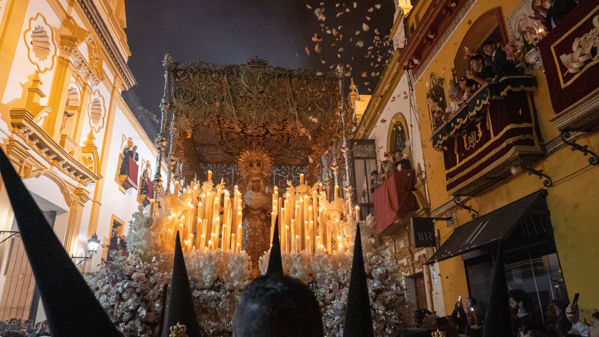 Sevilla vive una Madrugada de Viernes Santo con masiva afluencia en sus calles