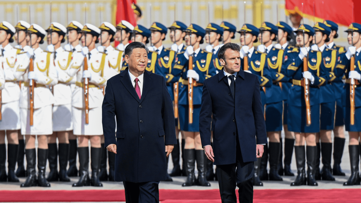 Macron y Xi Jinping abogan por resolver la guerra en Ucrania «en base al Derecho Internacional»