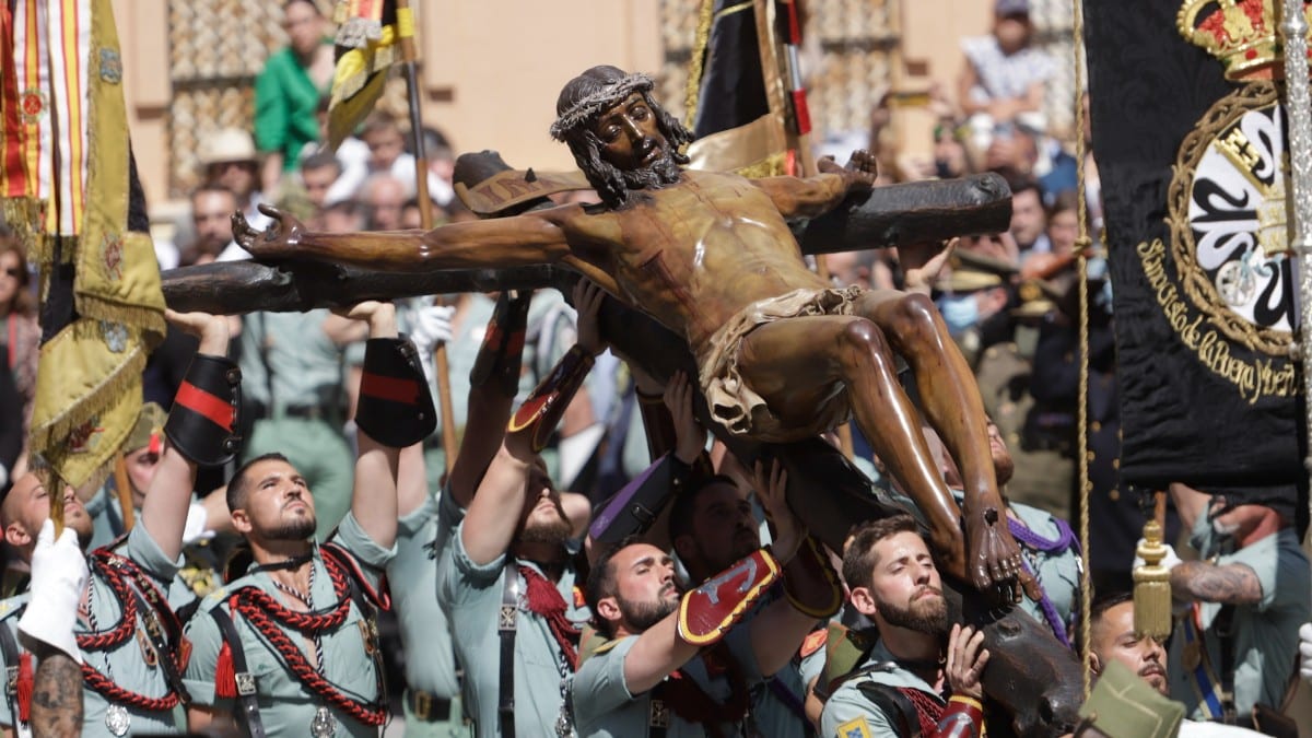 Los legionarios vuelven a emocionar a Málaga con el traslado del Cristo de la Buena Muerte