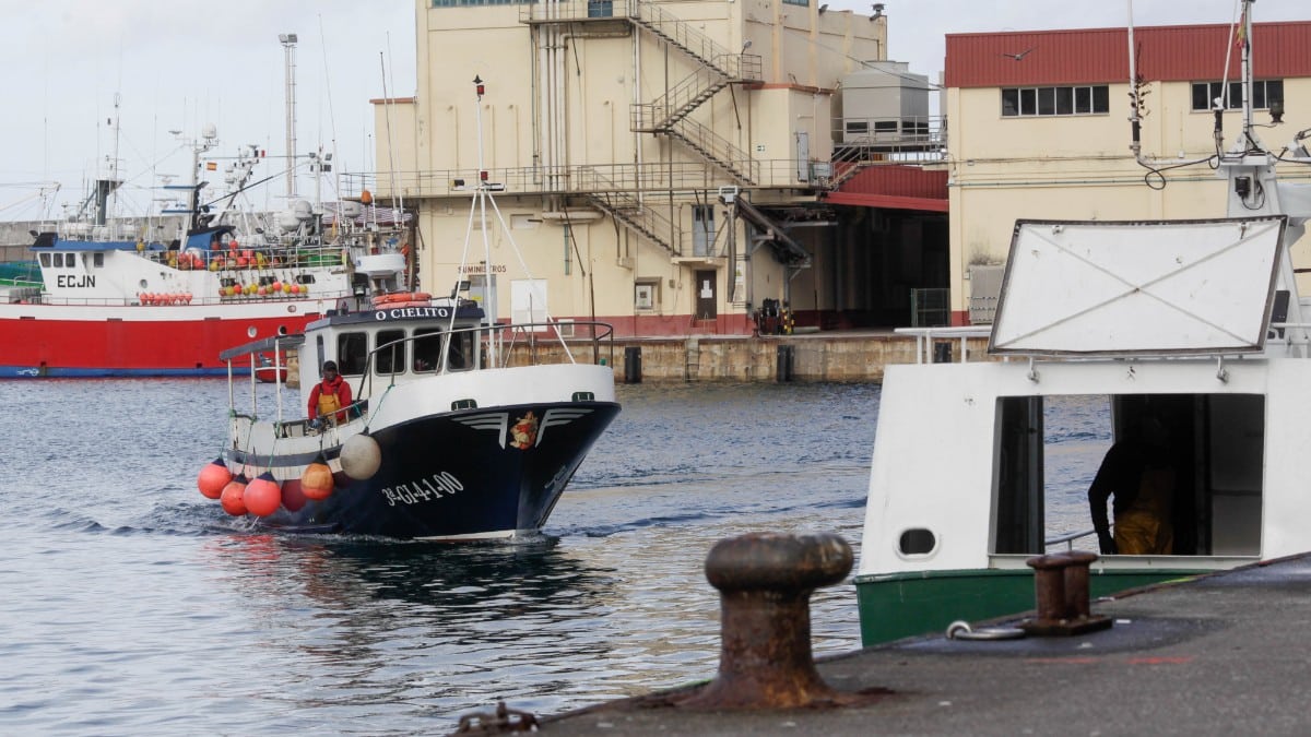 Dos muertos y un desaparecido tras naufragar un pesquero en Santander