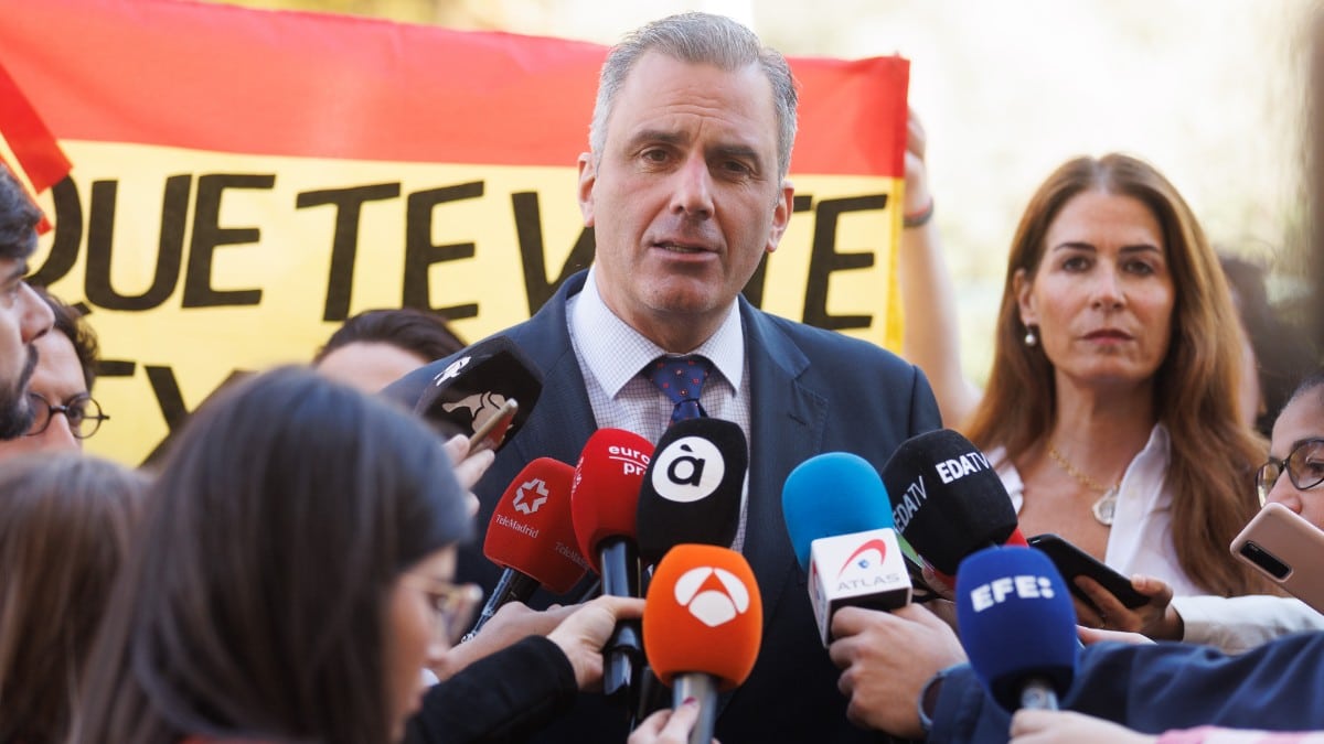 El vicepresidente de VOX, Javier Ortega, atiende a los medios a su salida del Tribunal Constitucional. Europa Press