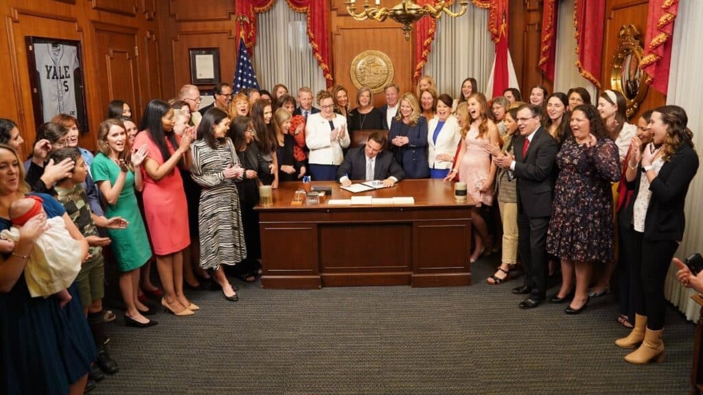 El gobernador de Florida, Ron DeSantis, firma la prohibición del aborto a partir de la sexta semana. Europa Press