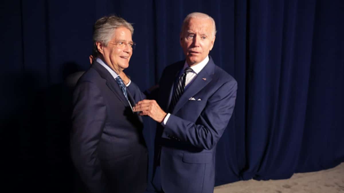 Legisladores demócratas presionan a Biden para que se deslinde del presidente Guillermo Lasso