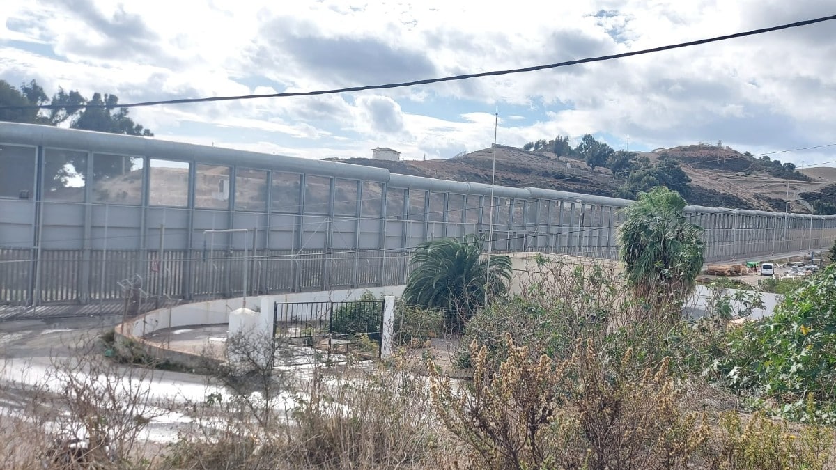 Más de 200 inmigrantes ilegales intentan asaltar la valla de Ceuta