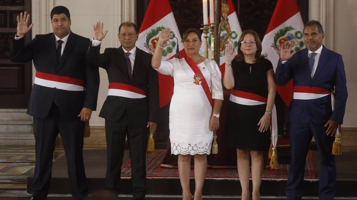 La presidente de Perú Dina Boluarte en la toma de posesión de sus nuevos ministros. Europa Press