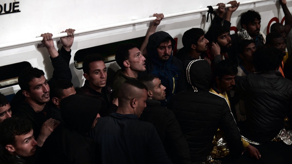 La Policía detiene a nueve marroquíes por amenazar con cuchillos a los marineros de un buque holandés para que los llevasen a Canarias