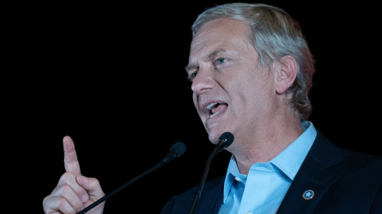 El soberanista José Antonio Kast ganaría la Presidencia de Chile con amplia ventaja sobre la comunista Jara, según la última encuesta