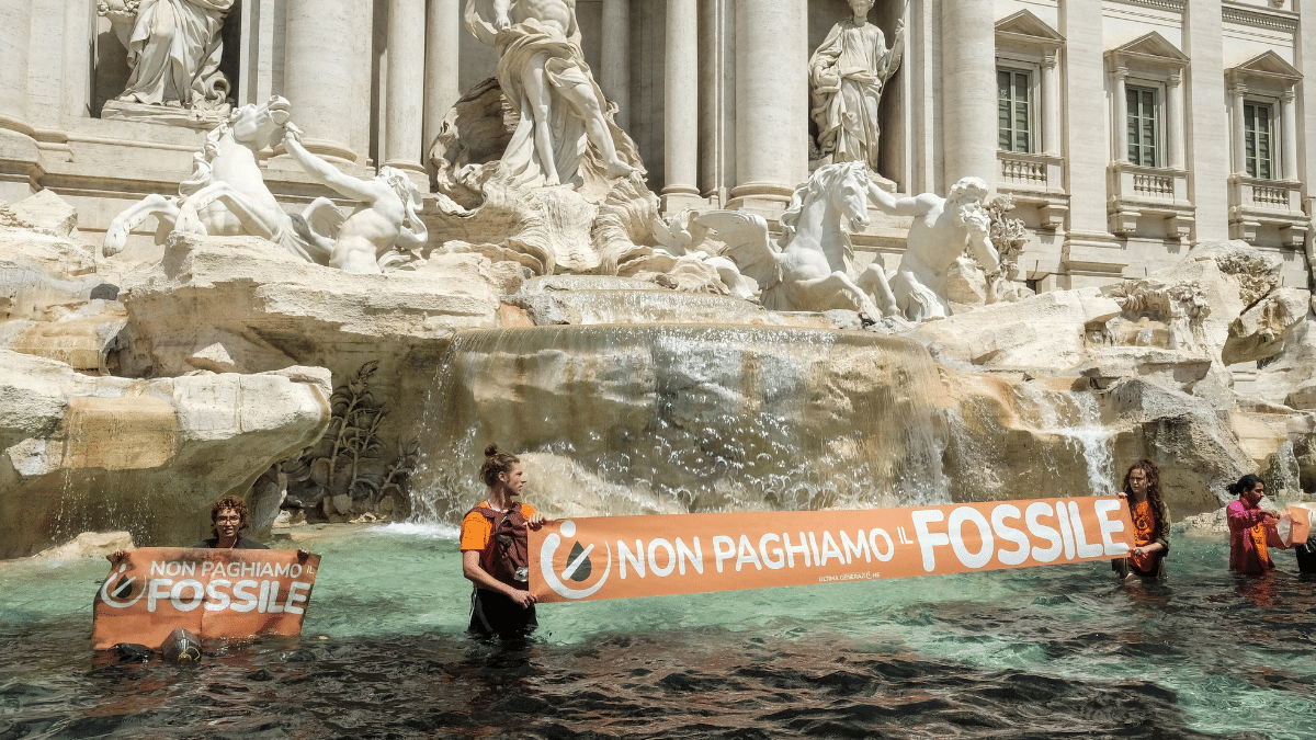 Activistas climáticos tiñen de negro el agua de la Fontana di Trevi de Roma