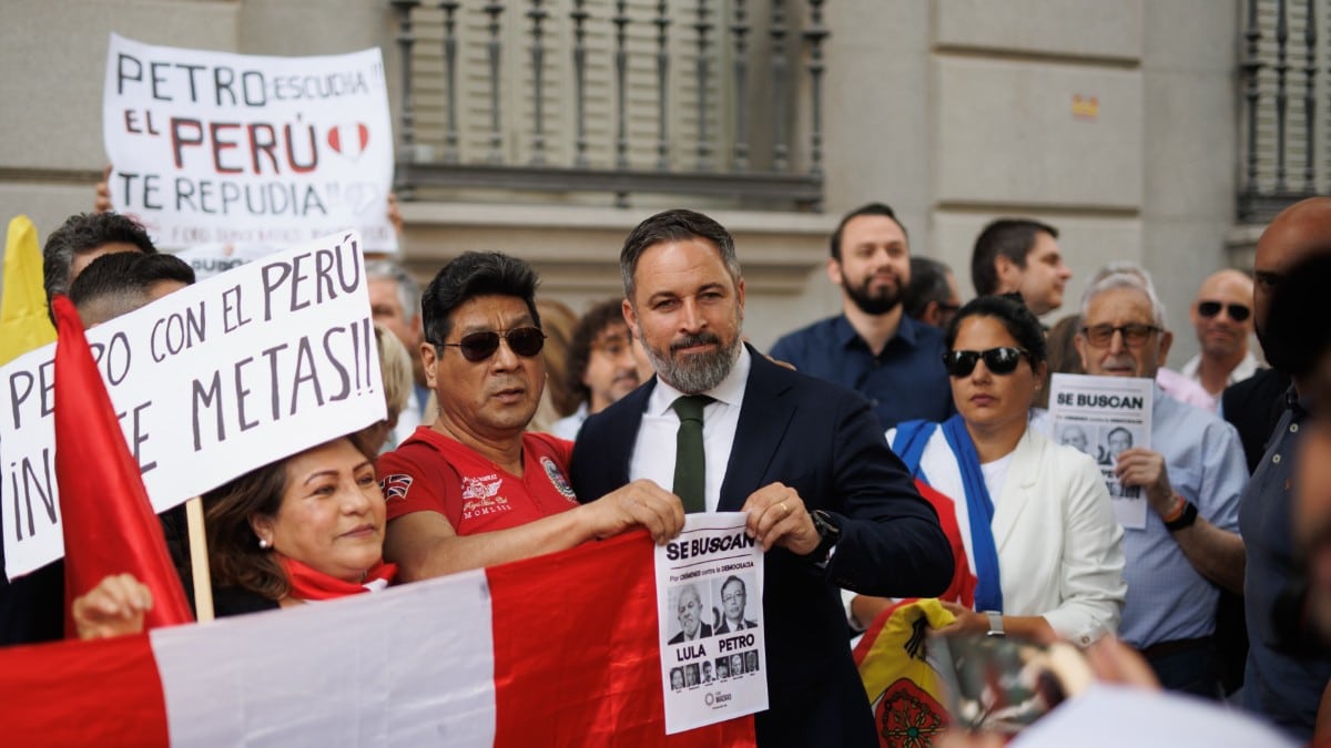 El líder de Vox, Santiago Abascal, apoya los manifestantes que participan en una protesta frente al Congreso de los Diputados, contra la visita del presidente de Colombia a España. Europa Press