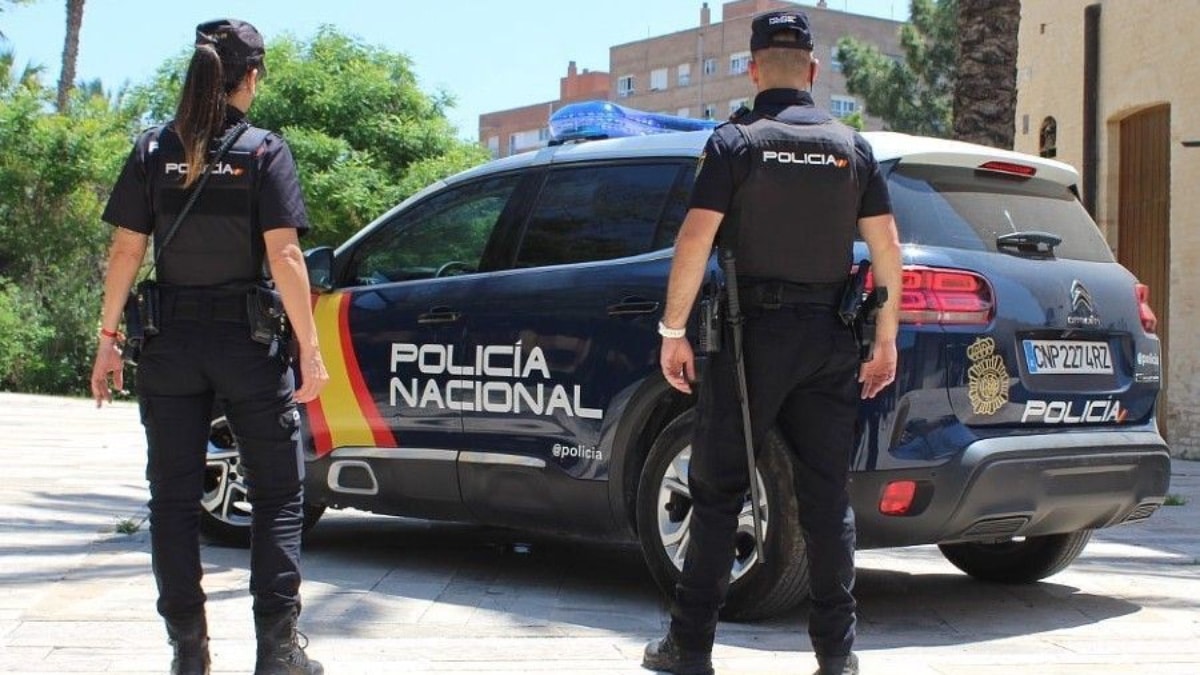 La Policía Nacional detiene a dos inmigrantes ilegales recién llegados en patera a Granada por robo con violencia