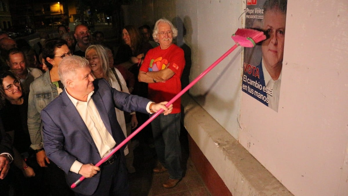 El candidato del PSOE a la Presidencia de la Comunidad, Pepe Vélez, en la pegada de carteles. Europa Press