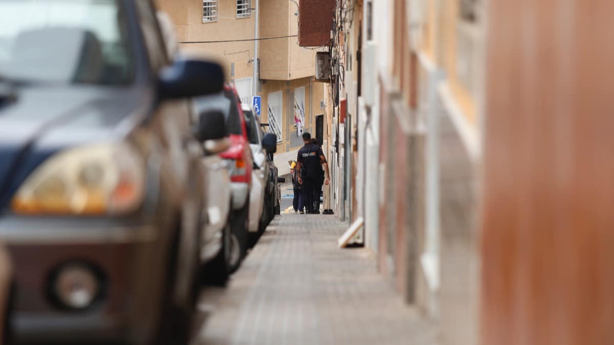 Policía acompaña a un trabajador de correos, a 17 de mayo de 2023, en Melilla. Europa Press