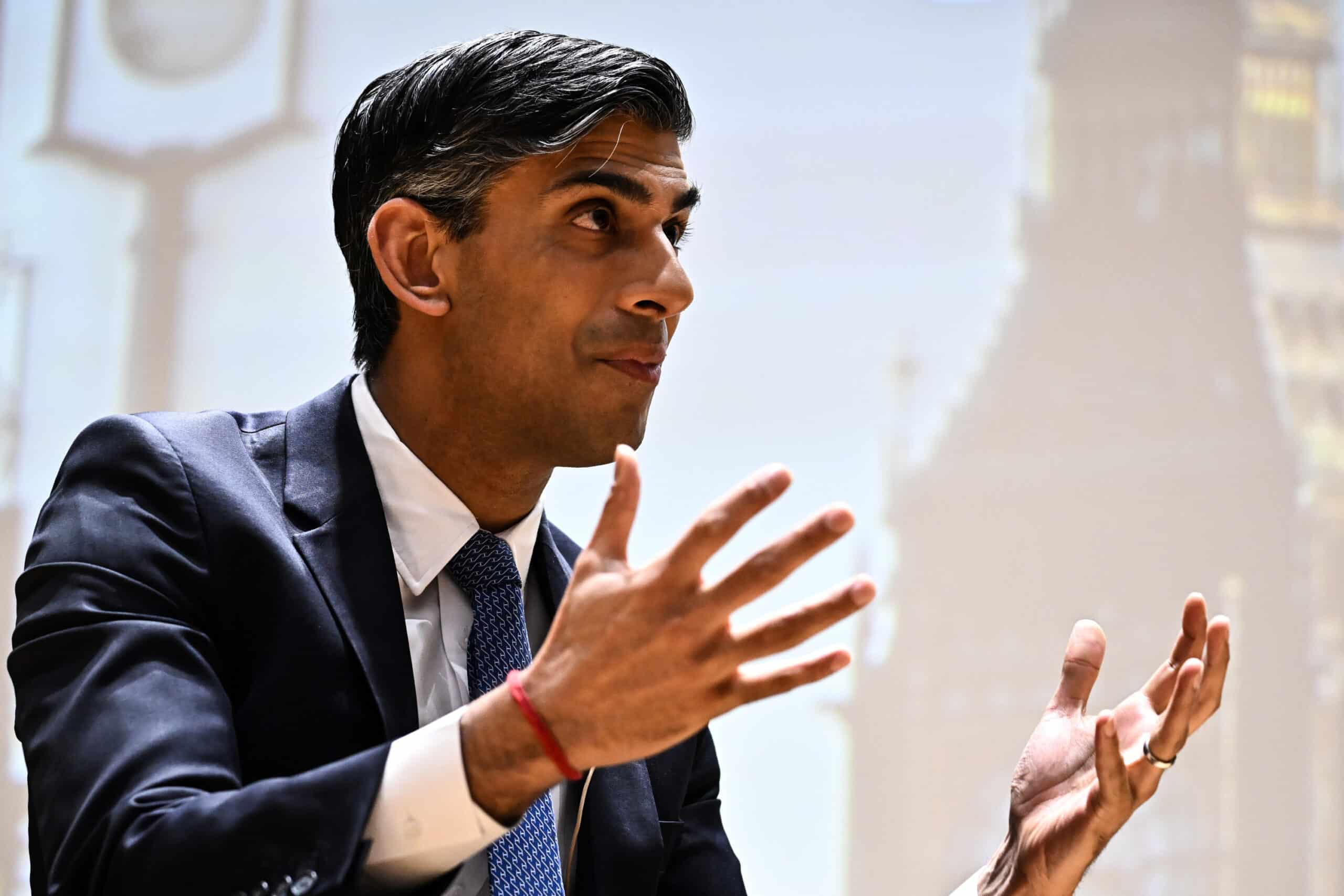 Un informe británico contradice la narrativa globalista y señala que la inmigración masiva no aumenta el PIB