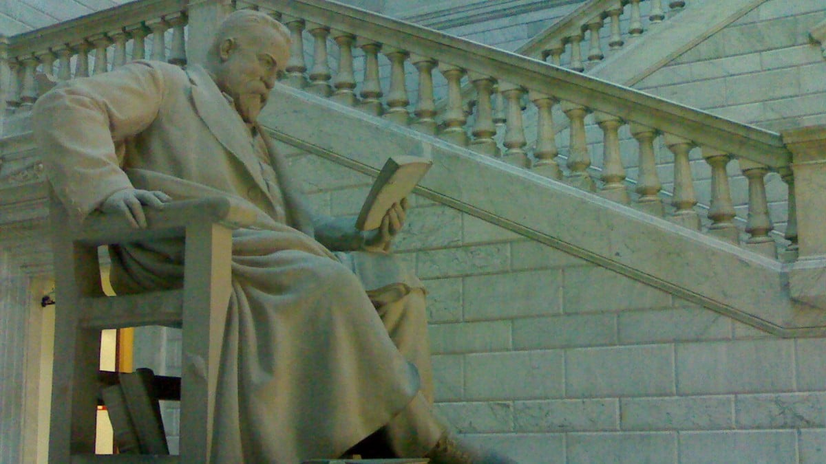 Estatua de Menéndez Pelayo en la Biblioteca Nacional.