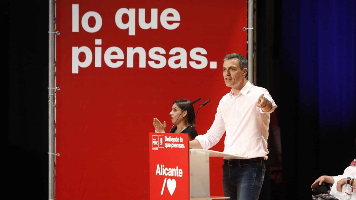 Sánchez reconoce que «no es decente» que Bildu lleve 44 etarras en sus listas, pero descarta romper su alianza con ellos