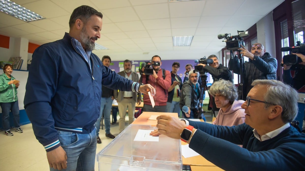 DIRECTO | Santiago Abascal, tras votar: «Confiamos en que las urnas se llenen de votos libres y de votos limpios»