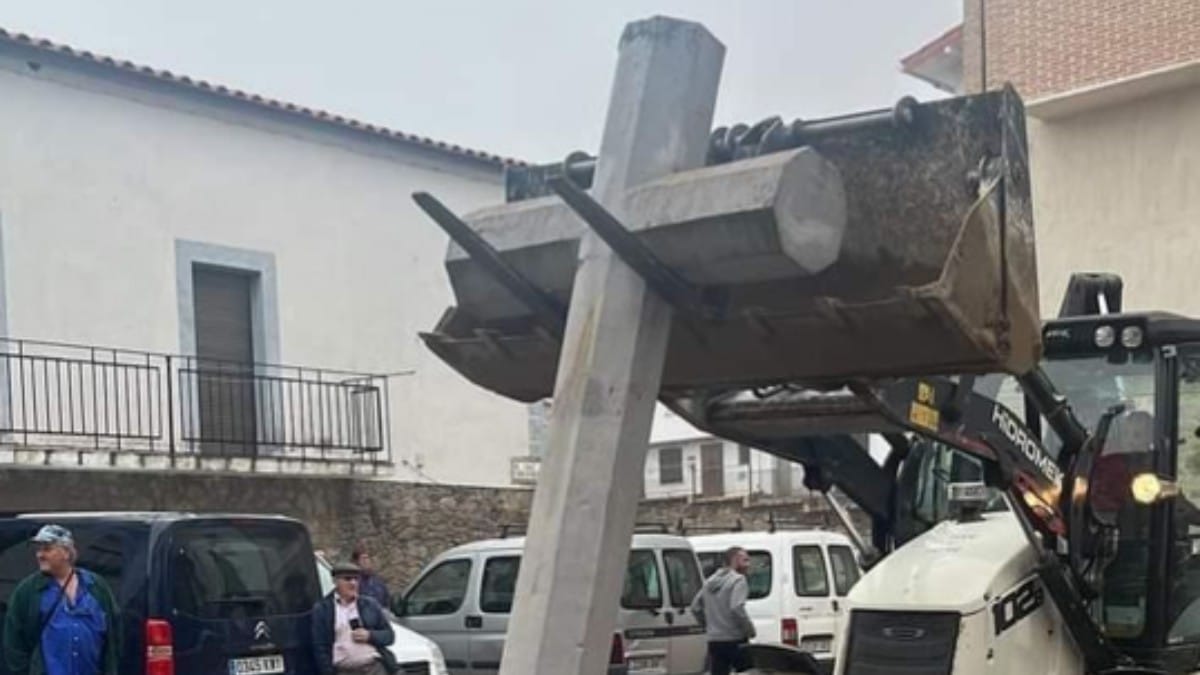 El PSOE de la localidad cacereña de Barrado derriba la cruz tras perder las elecciones