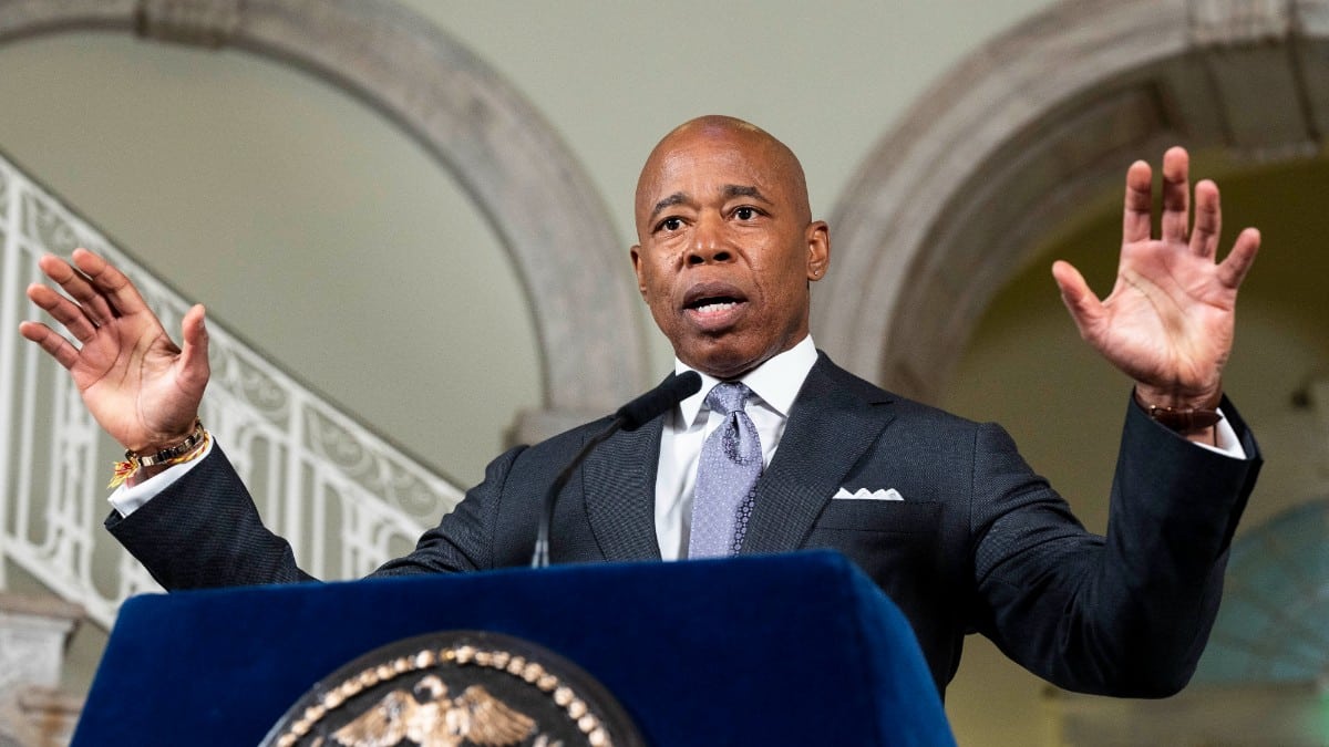El alcalde de Nueva York lanza una alerta tras la llegada de 70.000 inmigrantes ilegales: «Estamos al borde del abismo»