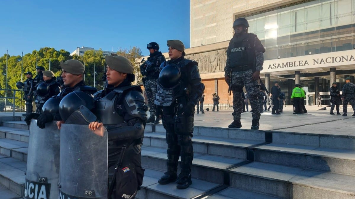 El Gobierno de Ecuador moviliza a la Policía «para garantizar el orden» tras la disolución de la Asamblea Nacional