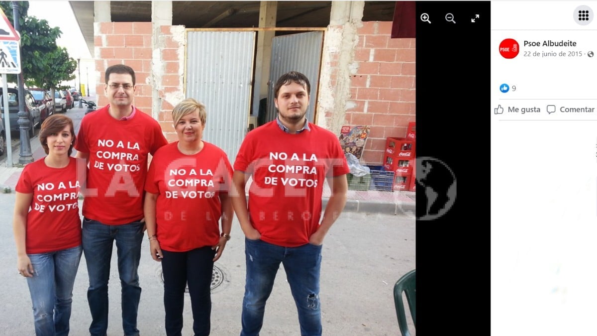 La candidata del PSOE detenida en Albudeite (Murcia) por compra de votos lucía camisetas contra el fraude electoral
