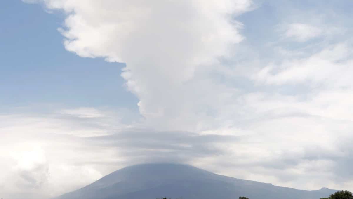 Más de 1.200 vuelos se ven afectados por la ceniza del volcán Popcatépetl en México