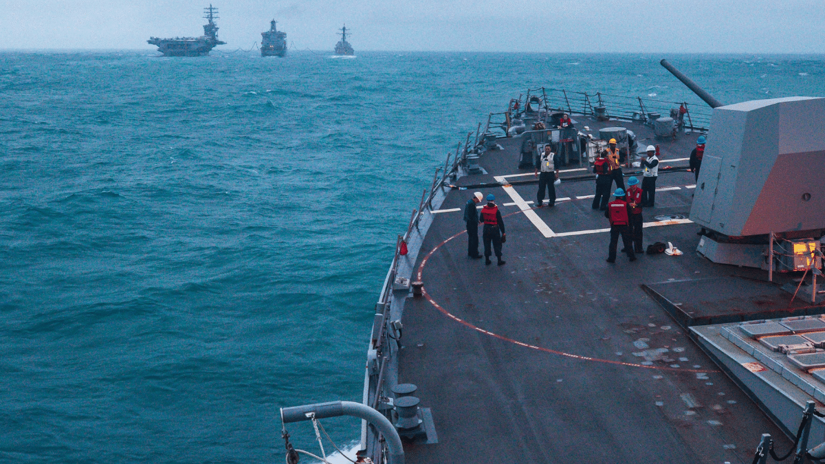 China justifica las maniobras de uno de sus barcos de guerra junto a un destructor estadounidense