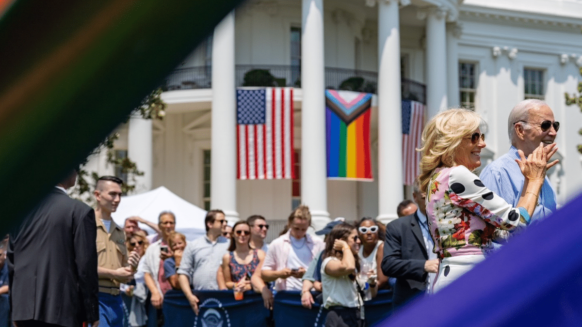Biden coloca la bandera LGTB presidiendo la Casa Blanca: «América es una nación de orgullo»