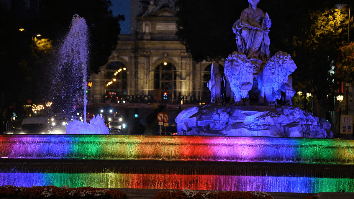 El Ayuntamiento de Madrid iluminará la fuente y el Palacio de Cibeles con la bandera LGTB durante el «Orgullo»
