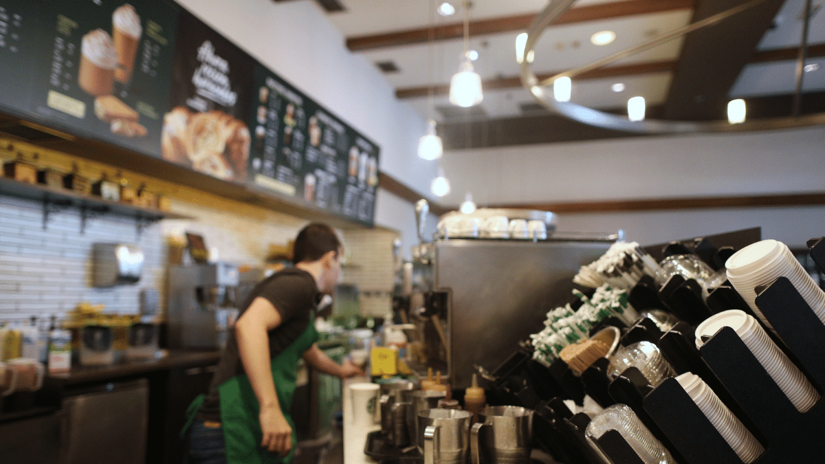 Starbucks tendrá que pagar más de 25 millones de dólares a una exempleada por despedirla por ser blanca