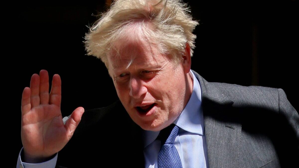 El Parlamento británico acusa formalmente a Johnson de participar en fiestas mientras obligaba a la población a permanecer confinada