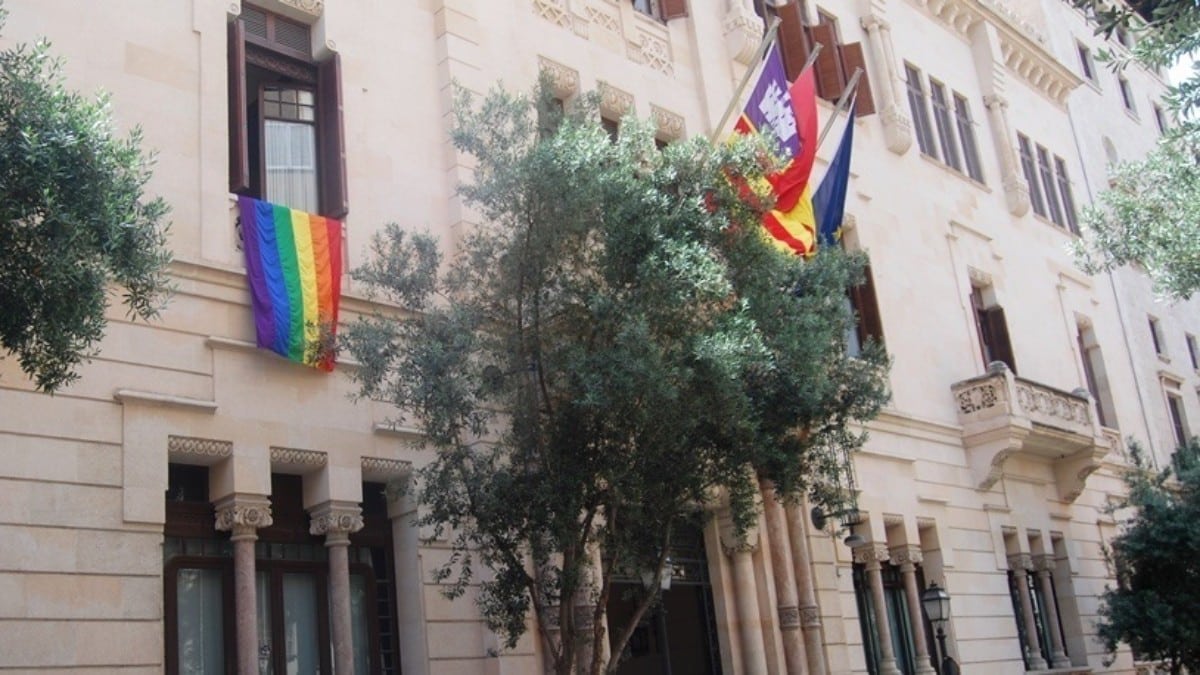 Bandera LGTBI en el Parlamento balear. Europa Press