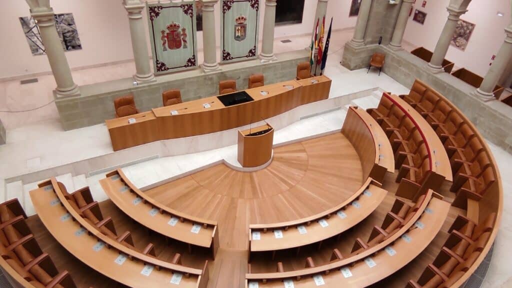 Parlamento de La Rioja con los escaños vacíos. Europa Press