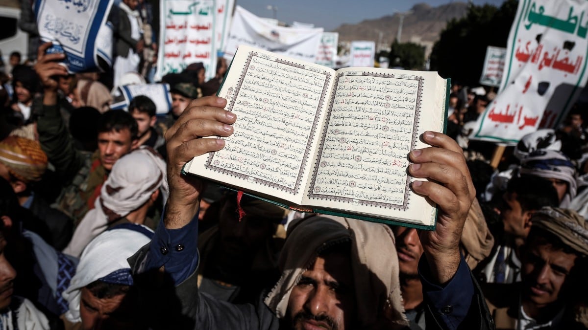 Imagen de archivo de un ejemplar del Corán durante una manifestación en Yemen. Europa Press