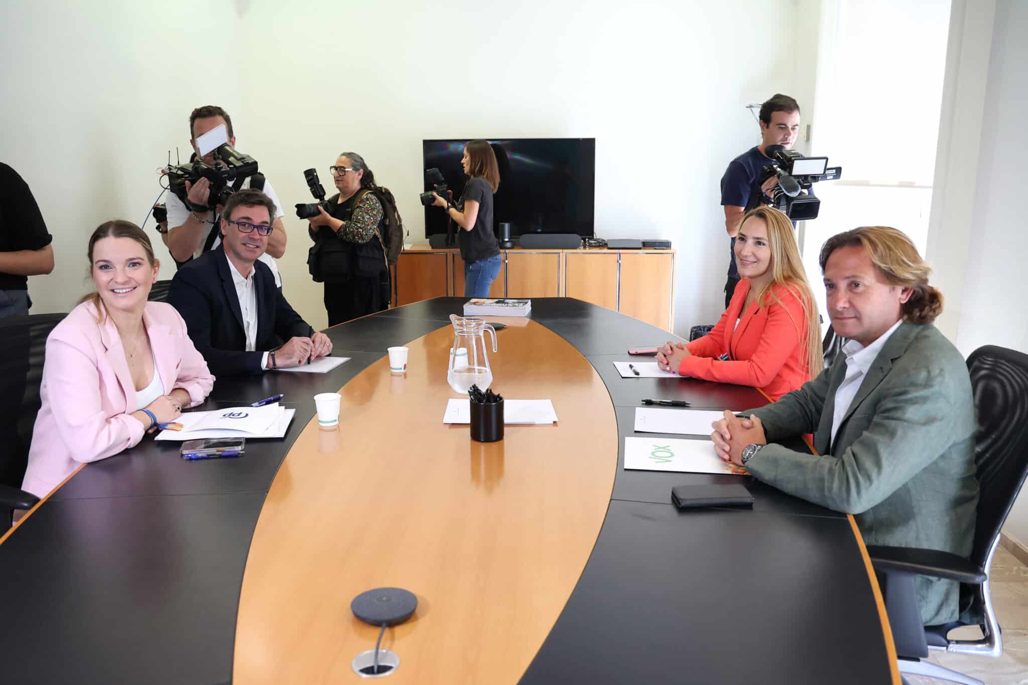 La presidenta del PP balear y candidata electa al Gobierno, Margarita Prohens; el portavoz parlamentario del PP, Toni Costa; la líder de Vox en las Islas, Patricia de las Heras, y el candidato al Parlamento, Jorge Campos. Europa Press