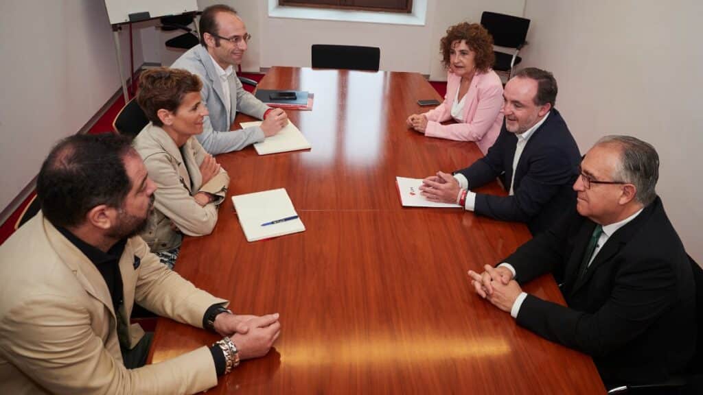 l portavoz de PSN PSOE, Ramón Alzorriz, la secretaria general del PSN y candidata a la Presidencia del Gobierno de Navarra, María Chivite, la secretaria general de UPN, Yolanda Ibáñez, el presidente de UPN, Javier Esparza y el alcalde de Pamplona e - Eduardo Sanz. Europa Press